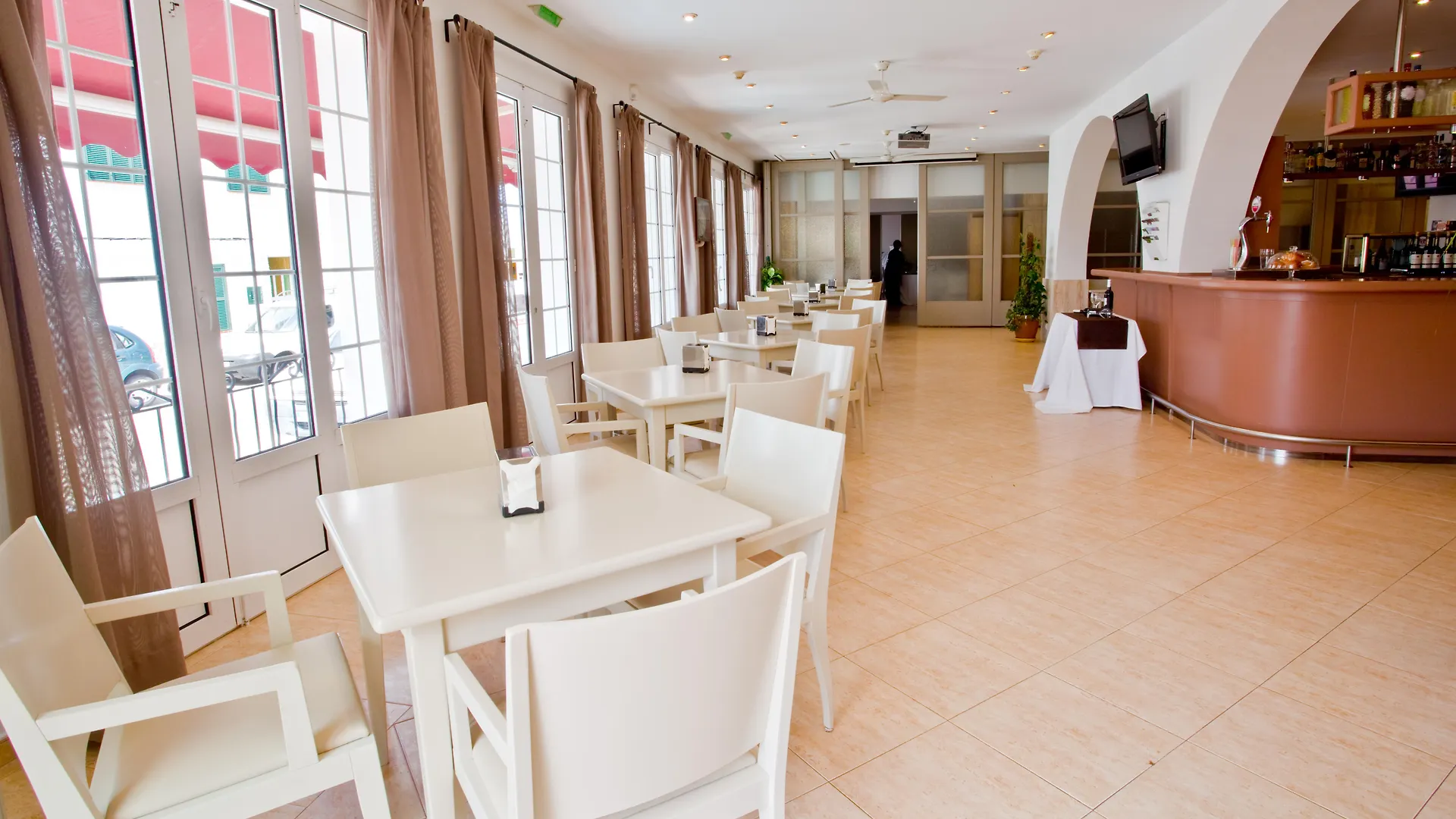 Hotel Jeni & Restaurant Es Mercadal 3*,